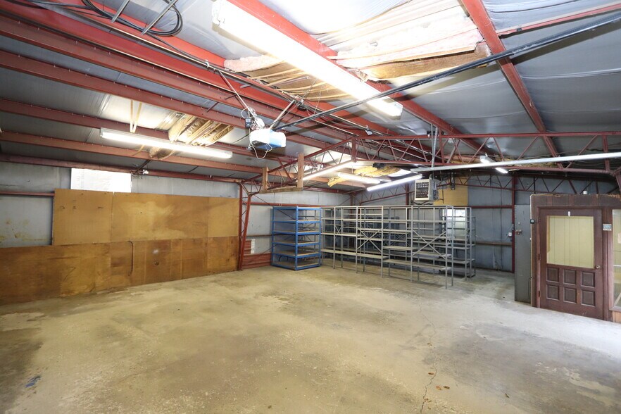 More Photos Of 536 1/2 Oak St. St, Morris Flex For Lease