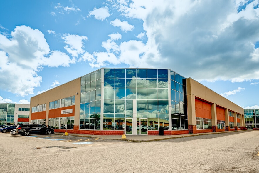 Primary Photo Of 2900-2976 Rue Joseph-A.-Bombardier, Laval Warehouse For Lease