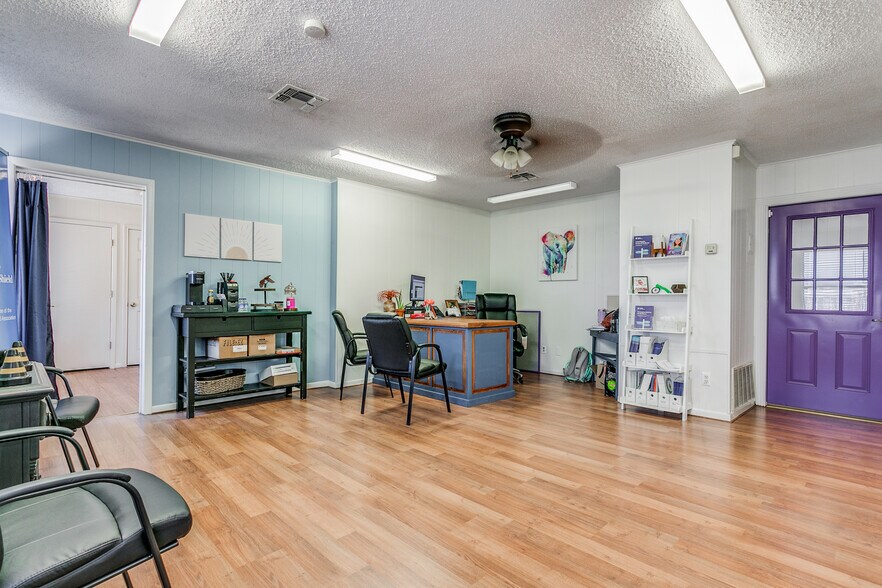 More Photos Of 901 Oak St, Jourdanton Freestanding For Sale