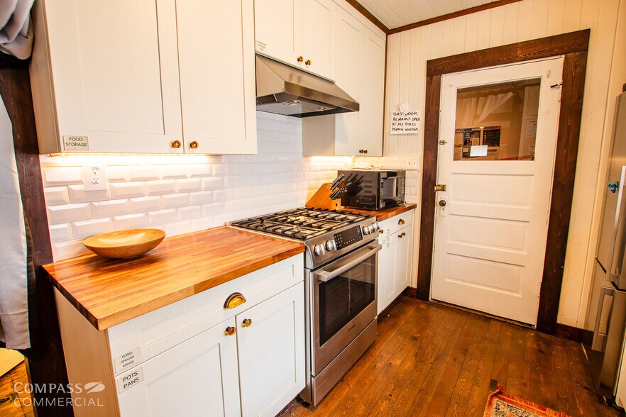 More Photos Of 324 NW Hill St, Bend Freestanding For Sale