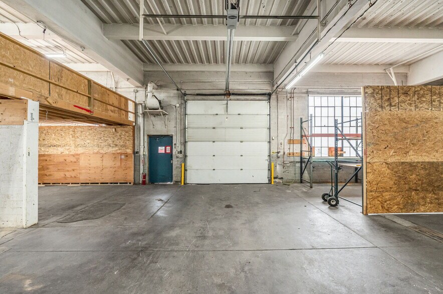 More Photos Of 424 Albany St, Springfield Flex For Sale