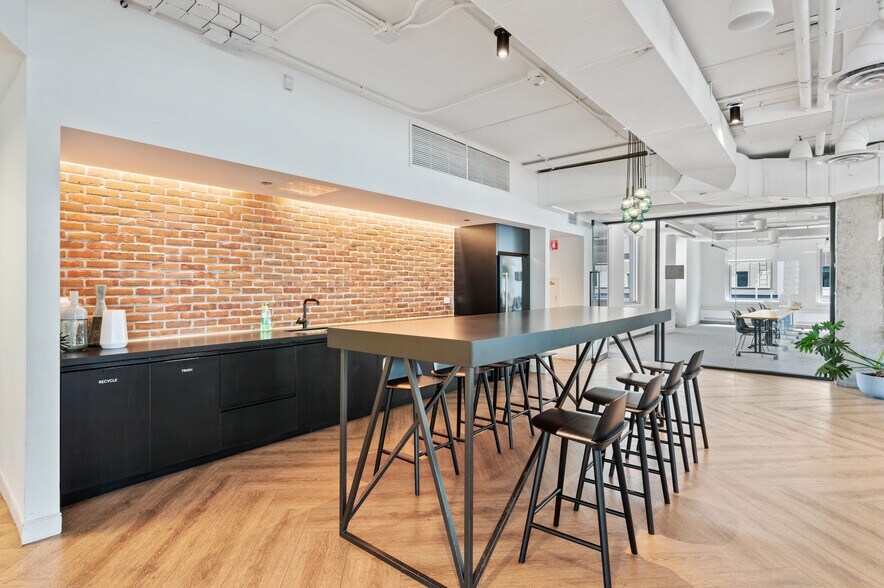 More Photos Of 121 W Wacker Dr, Chicago Office For Sale