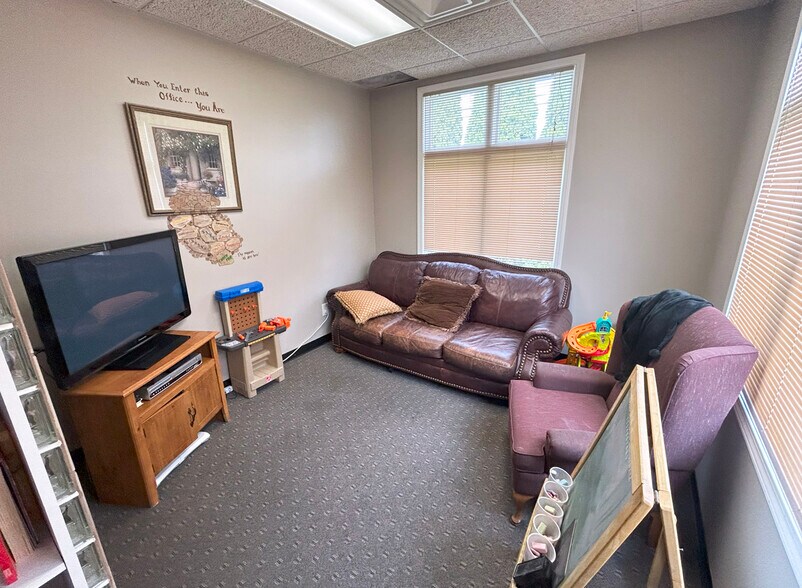 More Photos Of 1721 McIntosh Dr, Bowling Green Office For Sale