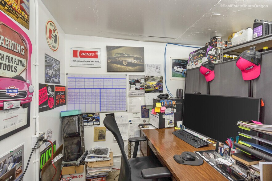 More Photos Of 104 NE 80th Ave, Portland Warehouse For Sale