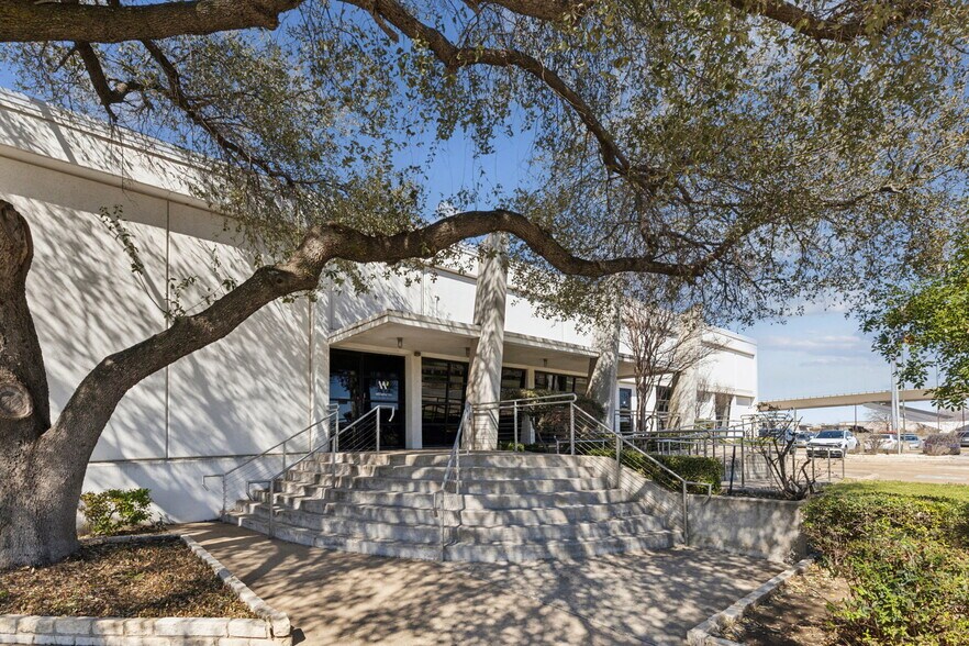 More Photos Of 200 Greenleaf St, Fort Worth Industrial For Sale