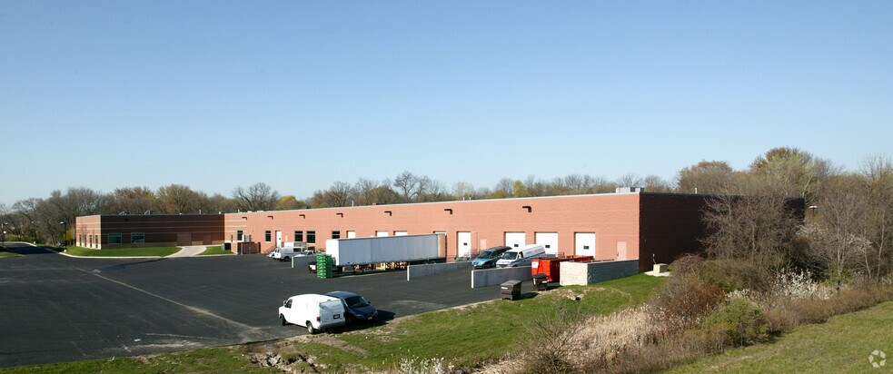 More Photos Of 13100 W Lisbon Rd, Brookfield Showroom For Lease