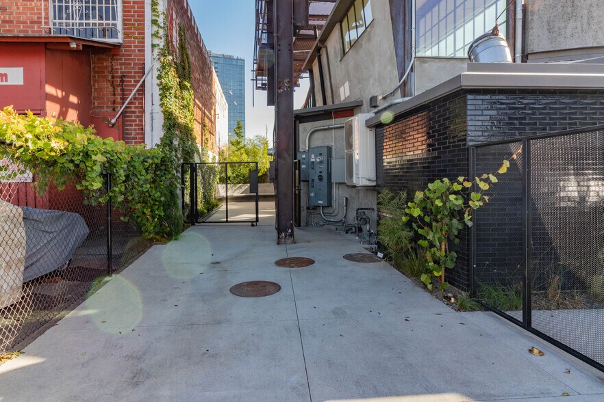 More Photos Of 3050 S La Cienega Blvd, Culver City Storefront Retail Office For Lease