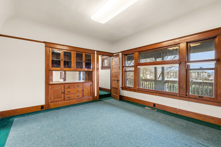 More Photos Of 858 NE A St, Grants Pass Office For Sale