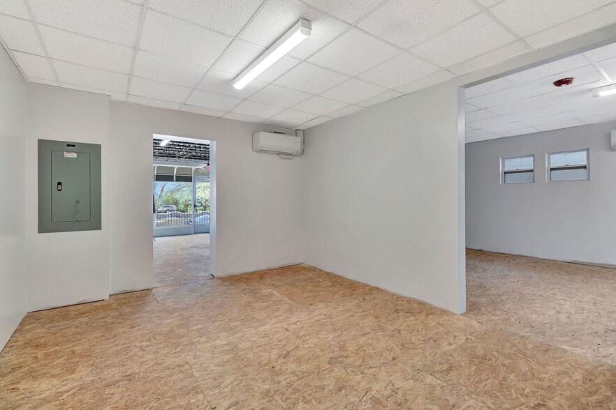 More Photos Of 2533-2537 Far Hills Ave, Oakwood Paulding Storefront Retail Office For Lease