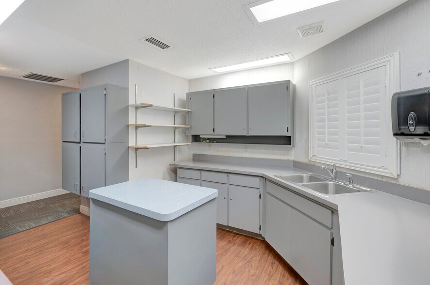 More Photos Of 1511 Indian Rocks Rd S, Largo Medical For Lease