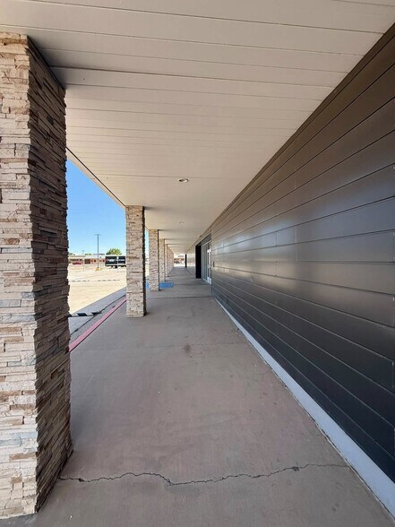 More Photos Of 1000 S Main St, Roswell Freestanding For Sale