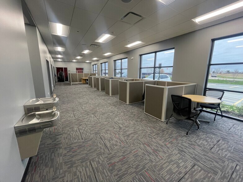More Photos Of 13400 FYH Dr, Huntley Truck Terminal For Lease