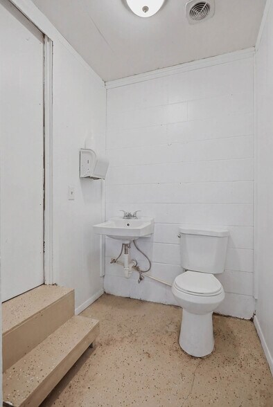 More Photos Of 450 Stephens St, Rochelle Storefront Retail Office For Sale