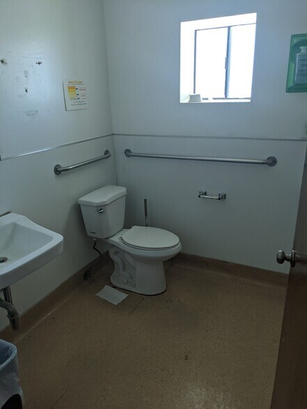 More Photos Of 1537 Kern St, Taft Warehouse For Lease