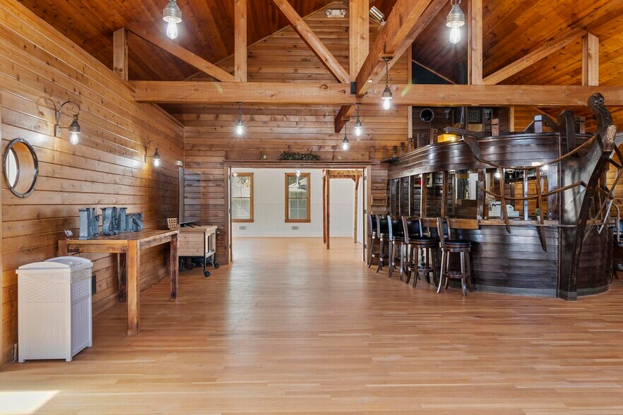 More Photos Of 109 E B St, Cedar Creek Freestanding For Sale