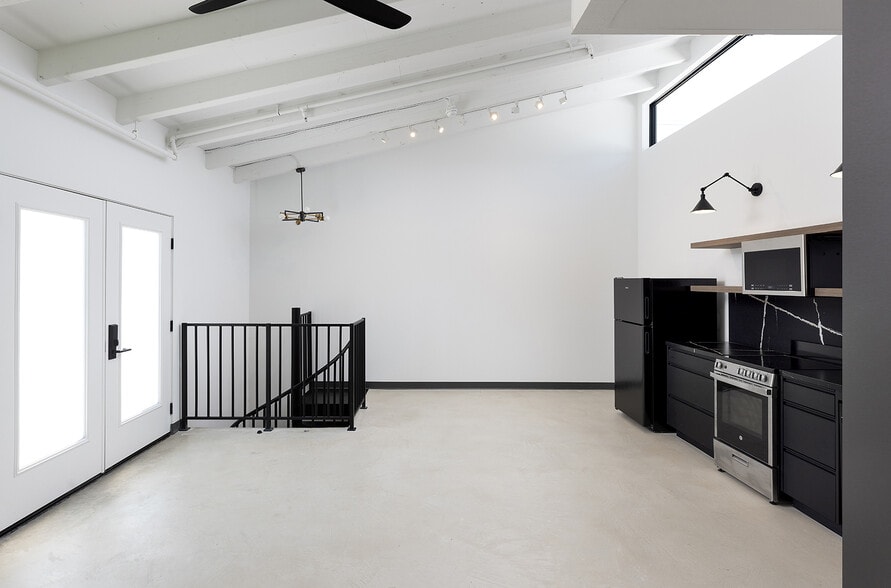 More Photos Of 20412-20432 Laguna Canyon Rd, Laguna Beach Office For Lease