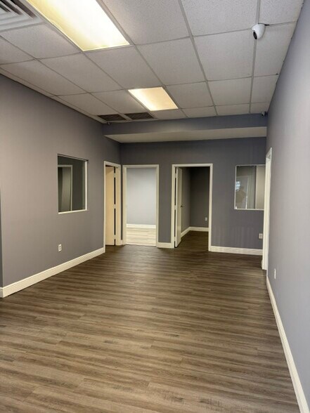 More Photos Of 9507 Palm River Rd, Tampa Warehouse For Lease