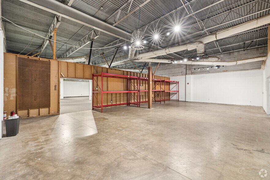 More Photos Of 1710 Hi Line Dr, Dallas Showroom For Lease