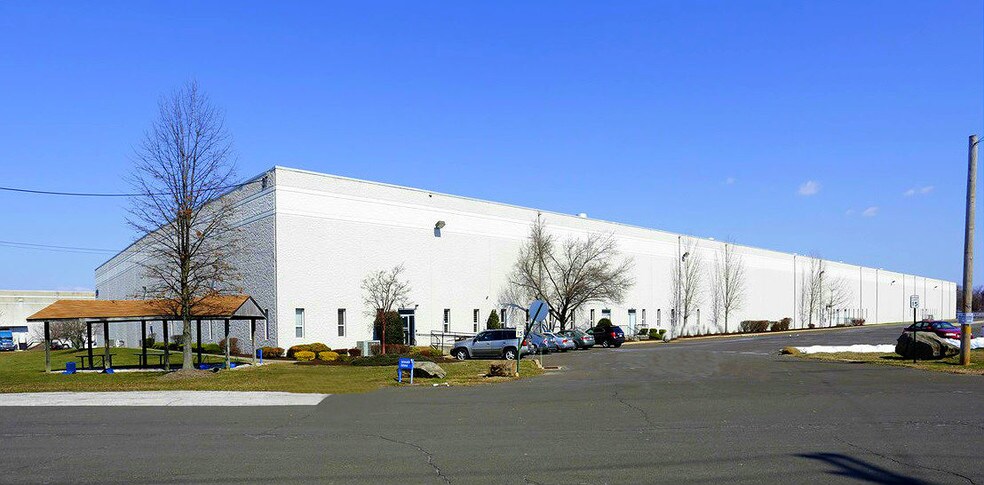 More Photos Of 37 Runway Rd, Levittown Distribution For Lease