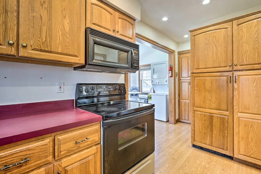 More Photos Of 77 Canada St, Lake George General Retail For Sale