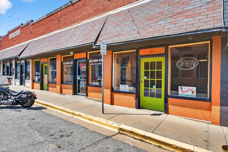 More Photos Of 129 E Wall St, Sherman Showroom For Sale