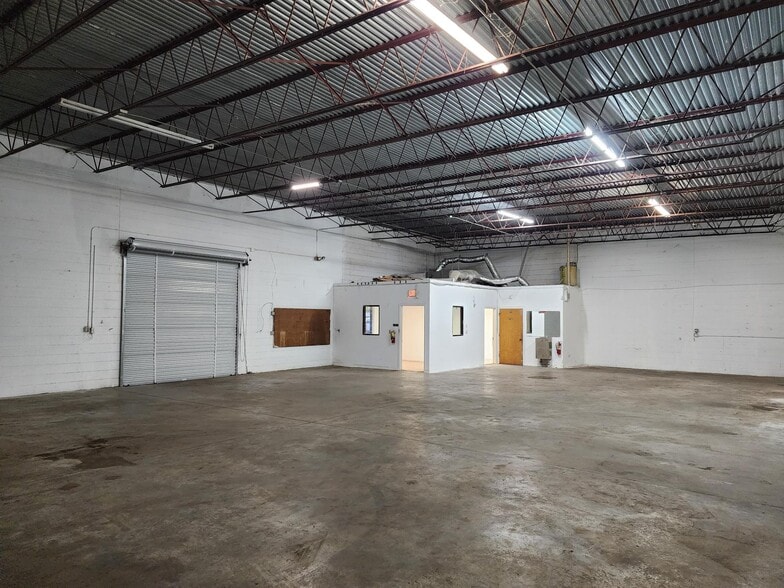 More Photos Of 3667-3691 46th Ave N, Saint Petersburg Manufacturing For Lease