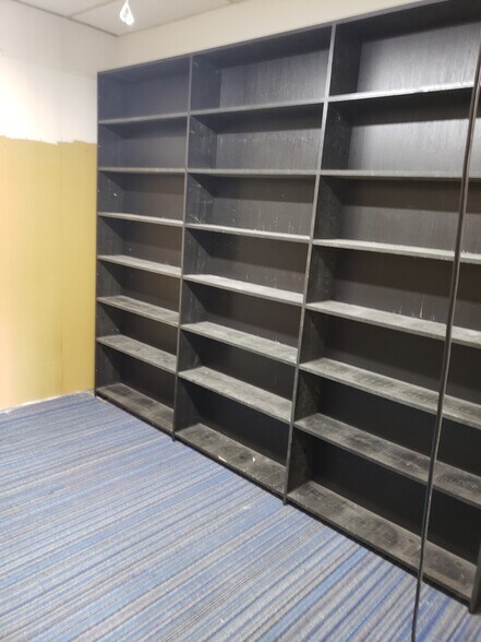 More Photos Of 4 N Washington St, Worthington Storefront Retail Residential For Lease