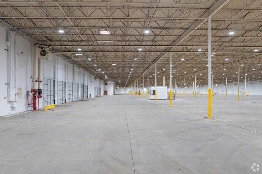 More Photos Of 2424 N Westmoreland Rd, Dallas Manufacturing For Lease