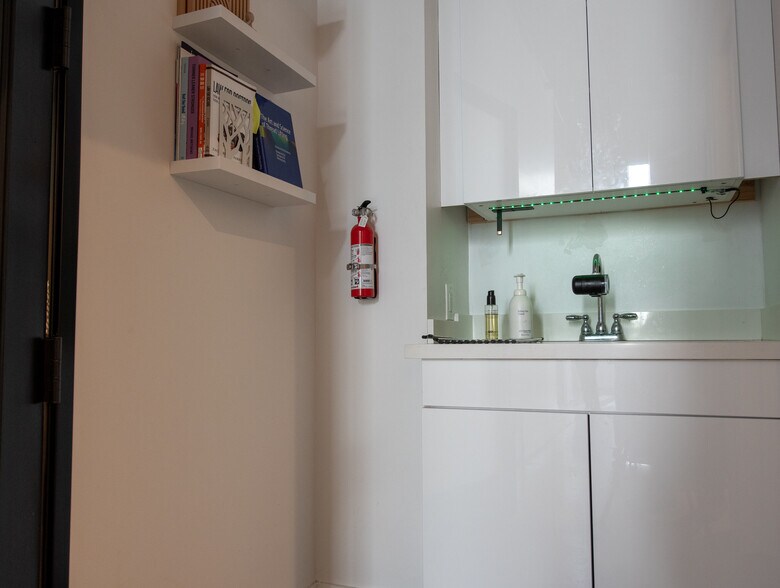 More Photos Of 421 N Rodeo Dr, Beverly Hills General Retail For Lease