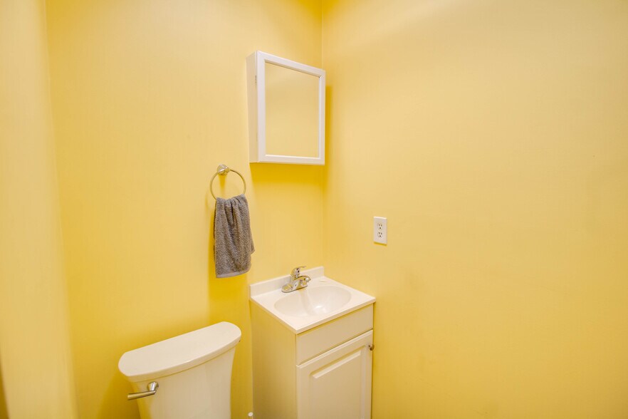 More Photos Of 98 Curtis St, Jerseyville Flex For Sale