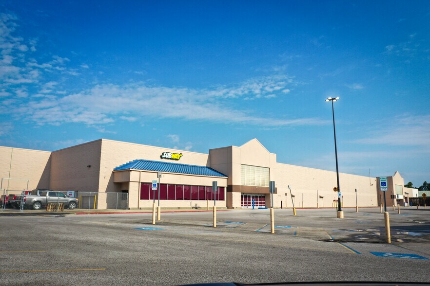 More Photos Of 1229 NW Evangeline Trwy, Lafayette Distribution For Sale