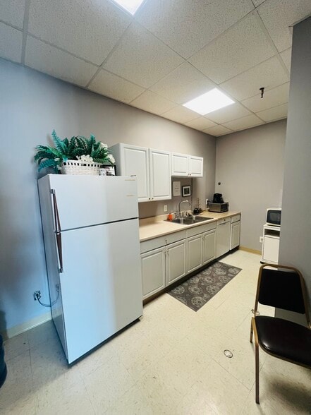 More Photos Of 4777 E State St, Rockford Medical For Sale