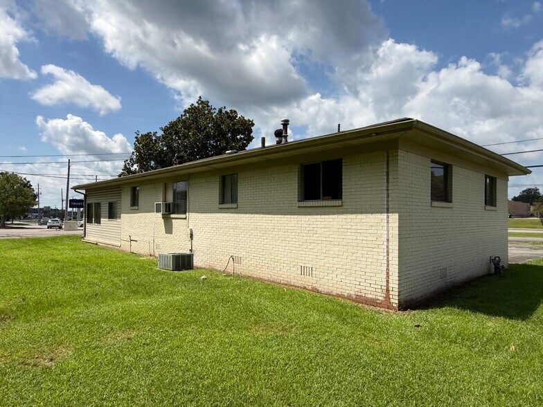More Photos Of 1401 Thompson Cir, Gardendale Office For Sale