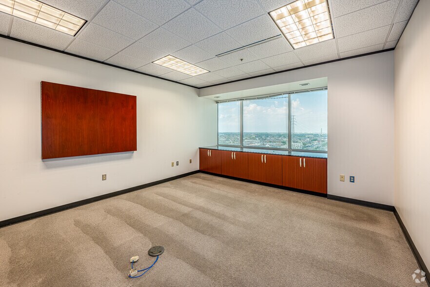 More Photos Of 365 Canal St, New Orleans Office For Lease