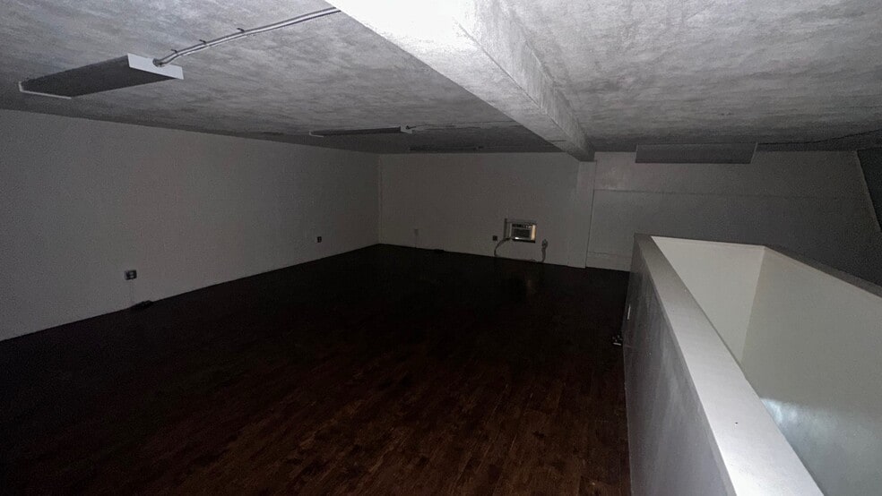 More Photos Of 525 Cummins St, Honolulu Storefront For Lease