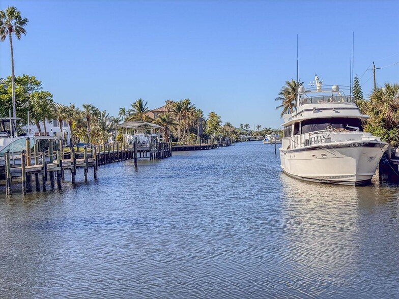 More Photos Of 17671-17681 San Carlos Blvd, Fort Myers Marina For Sale