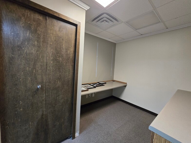 More Photos Of 9721 Prairie Ave, Highland Medical For Sale