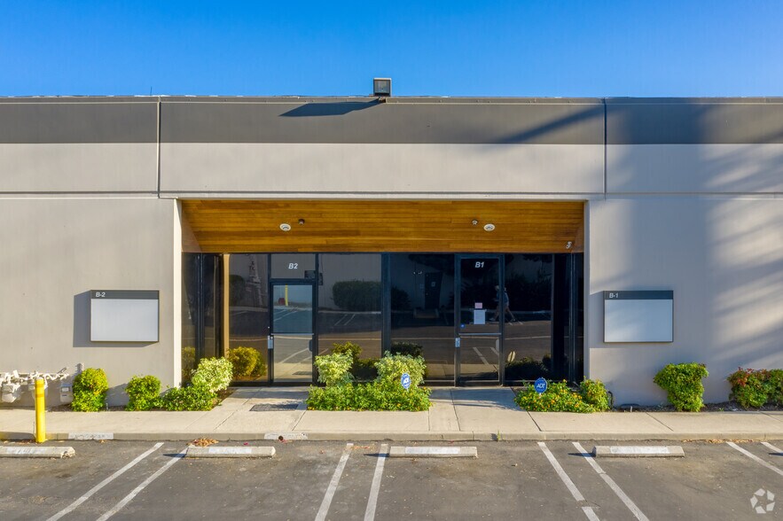 More Photos Of 9400 Lurline Ave, Chatsworth Warehouse For Lease