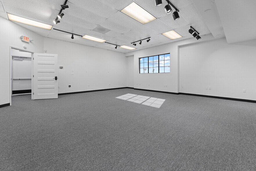 More Photos Of 2008 W Dorothea Ave, Visalia Freestanding For Lease