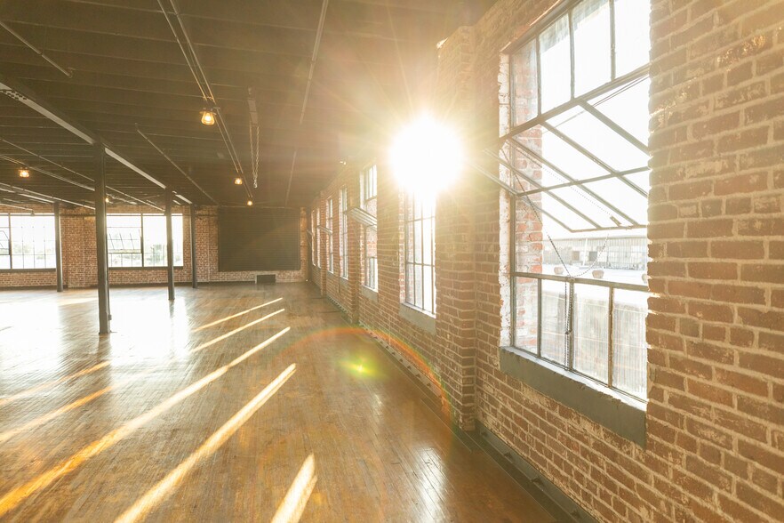 More Photos Of 615 E 61st St, Los Angeles Light Manufacturing For Sale