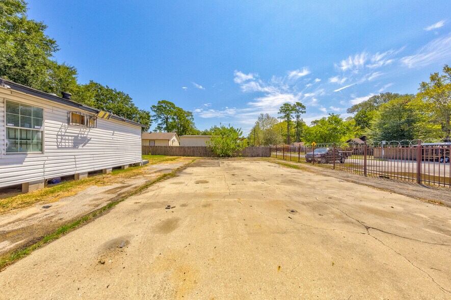 More Photos Of 8002-8004 Homestead, Houston Freestanding For Sale