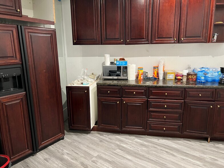 More Photos Of 9121 Woodman Ave, Arleta Storefront Retail Office For Sale