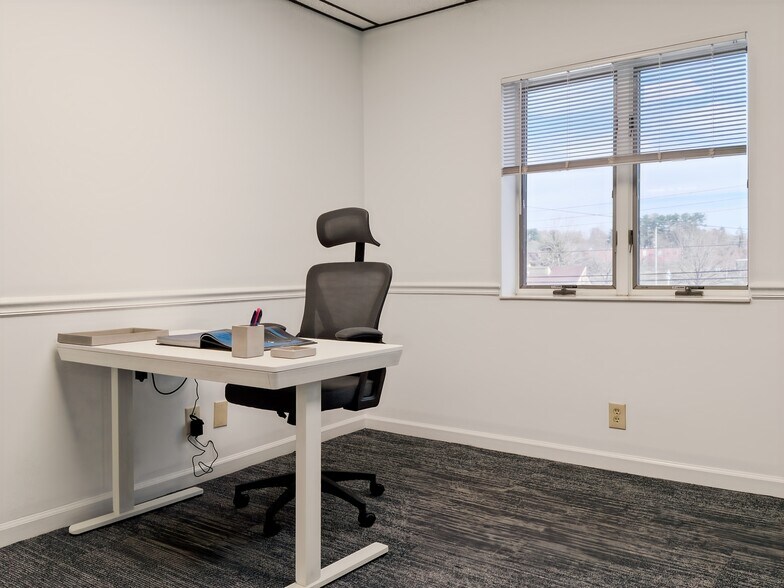 More Photos Of 1620 Asheville Hwy, Hendersonville Coworking Space