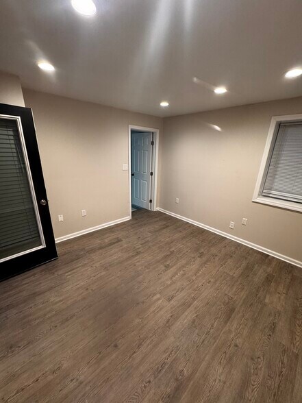 More Photos Of 150 N Delaware Ave, Lindenhurst Storefront Retail Residential For Lease