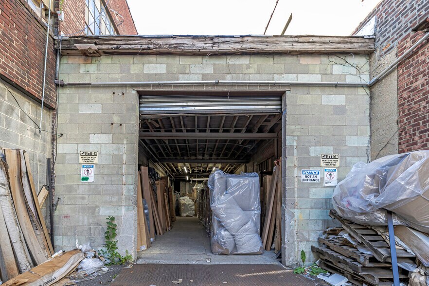 More Photos Of 830 Barry St, Bronx Warehouse For Lease