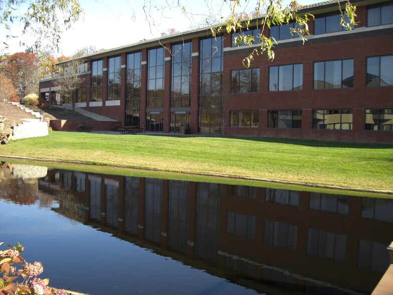 More Photos Of 10 Waterside Dr, Farmington Office For Lease
