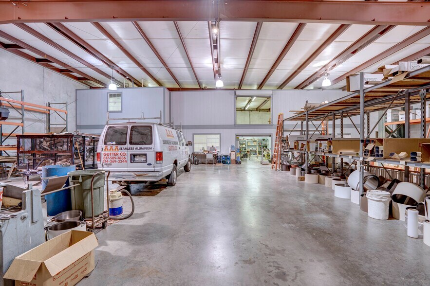 More Photos Of 2620 Carson St, Haltom City Light Distribution For Lease