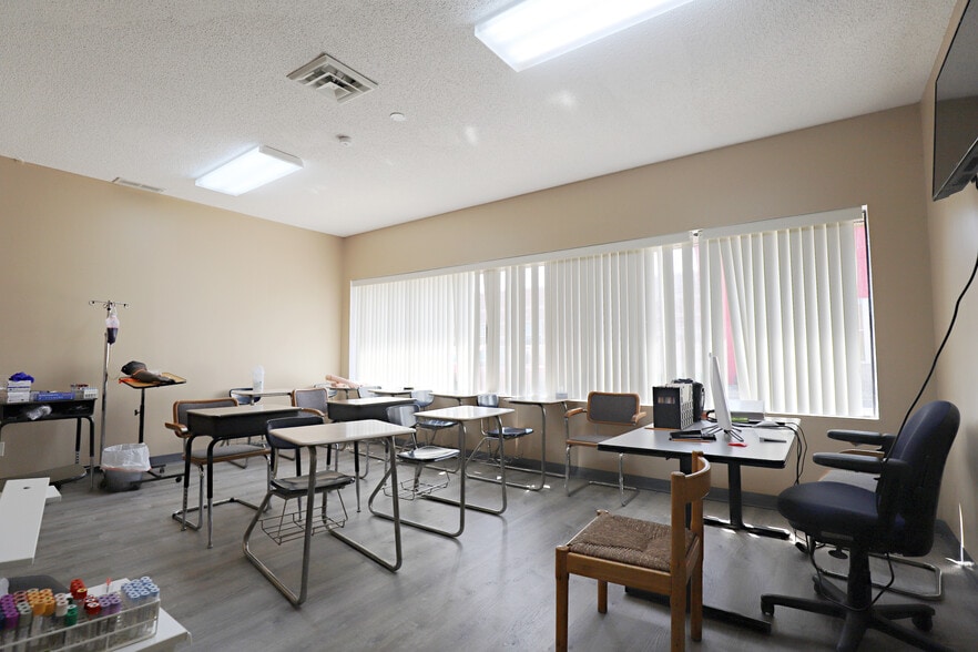 More Photos Of 2255 S Linden Rd, Flint Office For Sale