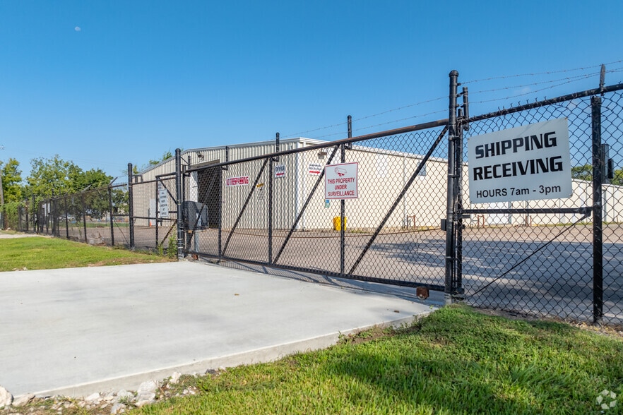 More Photos Of 13523 Conklin Ln, Houston Warehouse For Lease