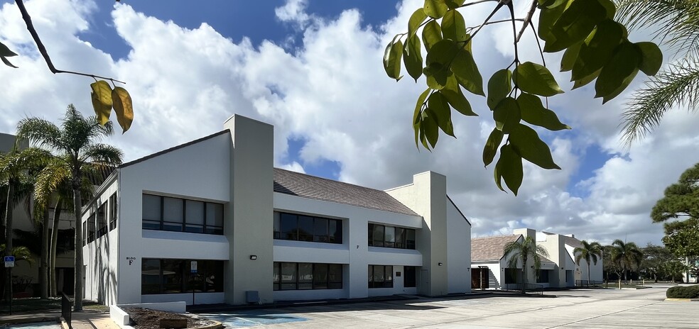 Primary Photo Of 900 SE Ocean Blvd, Stuart Office For Lease